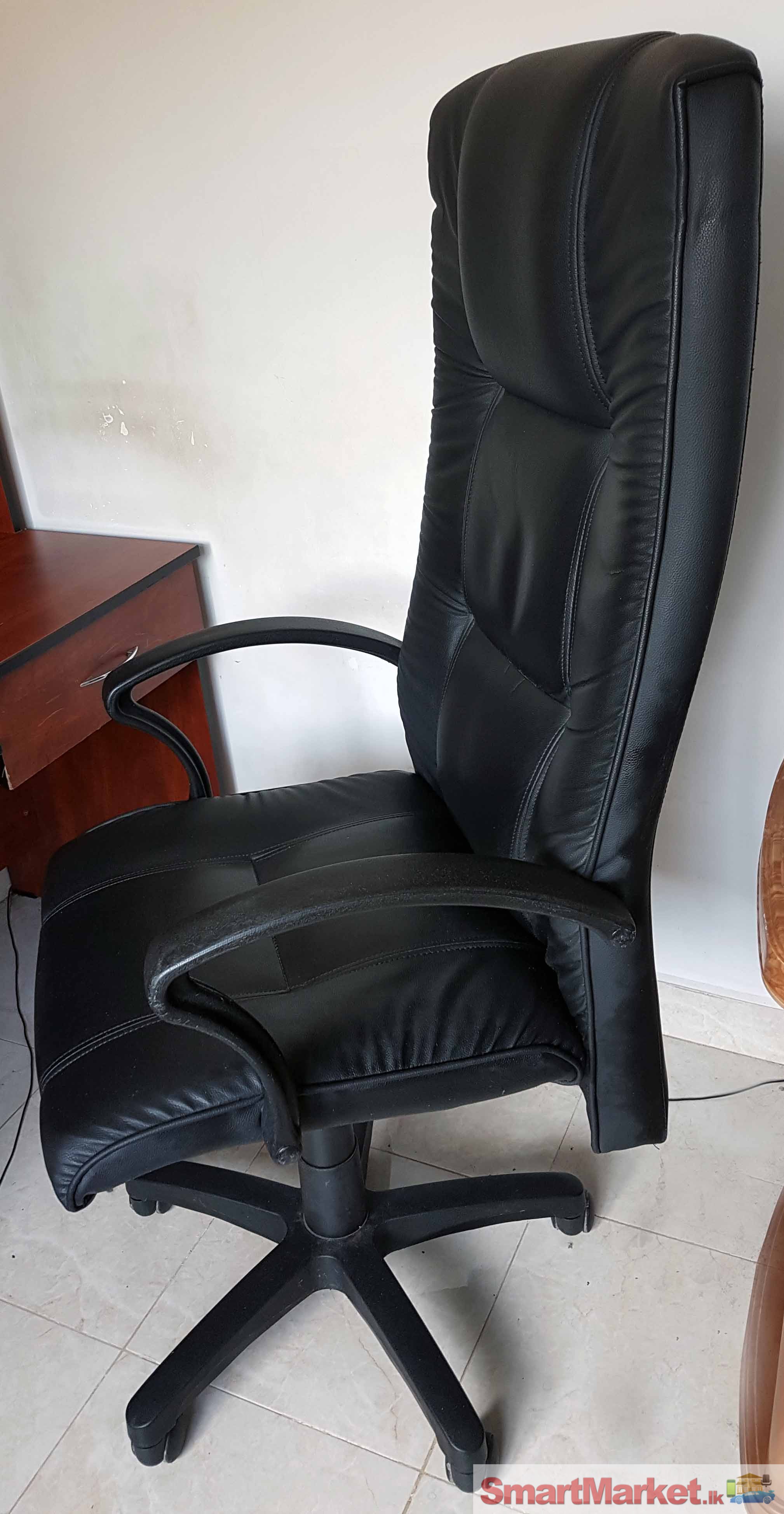 Executive best sale chair damro